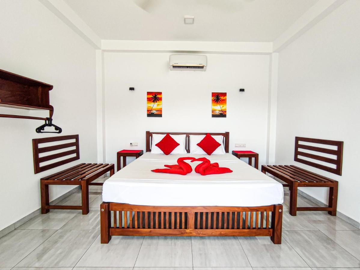 Villa Red Pool Hikkaduwa Buitenkant foto